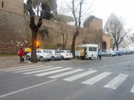 Abbiamo scoperto chi è stato a ricoprire Roma di roulotte di senza tetto