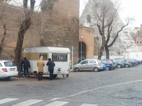 Abbiamo scoperto chi è stato a ricoprire Roma di roulotte di senza tetto