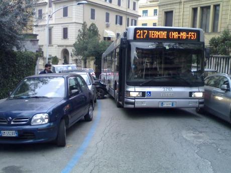 Agenda Romafaschifo: iniziare a multare le Smart che si parcheggiano perpendicolarmente al senso di marcia