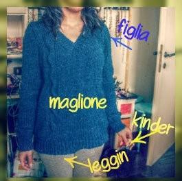 maglione con figlia fotografata nel mezzo dello sgranocchiamento di un kinder qualcosa