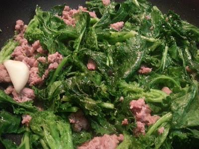 crostone di pane con cime di rapa e salsiccia