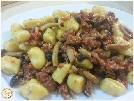 gnocchetti di patate con funghi chiodini e salsiccia