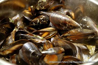 le ricette dei miei muscoli .... cozze alla birra scura con porro, alloro, cerfoglio e ... l'aiuto di Ginevra