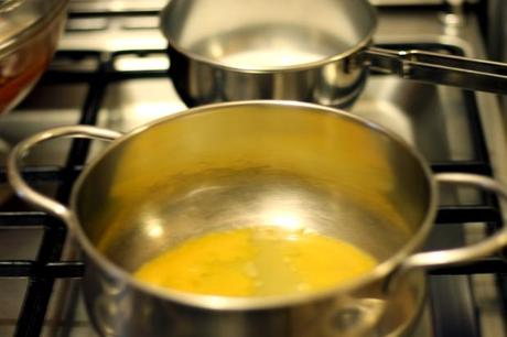 Preparazione della crema pasticcera al mandarino per i krapfen 