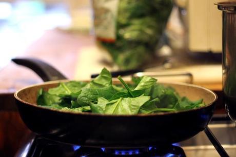 Spinaci saltati per preparare lo gnocco rollè