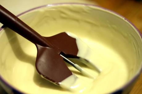 Temperare il cioccolato bianco per preparare i mignon cioccolato bianco e mirtilli