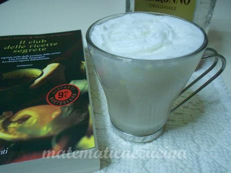 Latte all'Amaretto Tiepido