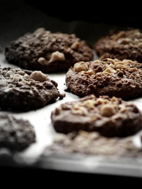 Biscotti fondenti al triplo cioccolato e nocciole.