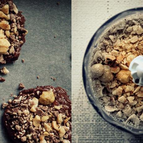 Biscotti fondenti al triplo cioccolato e nocciole