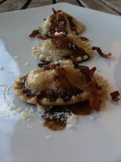 RAVIOLI ALLE NOCI CON BURRO NOCCIOLA, JULIENNE DI GUANCIALE CROCCANTE E GLASSA AL BALSAMICO