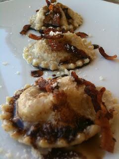 RAVIOLI ALLE NOCI CON BURRO NOCCIOLA, JULIENNE DI GUANCIALE CROCCANTE E GLASSA AL BALSAMICO