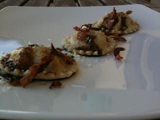 RAVIOLI ALLE NOCI CON BURRO NOCCIOLA, JULIENNE DI GUANCIALE CROCCANTE E GLASSA AL BALSAMICO