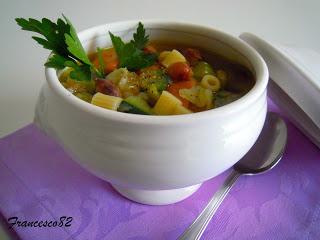 Minestrone di verdure in pentola a pressione
