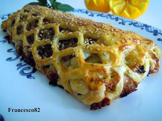 Strudel di verza e lenticchie in rete di sfoglia