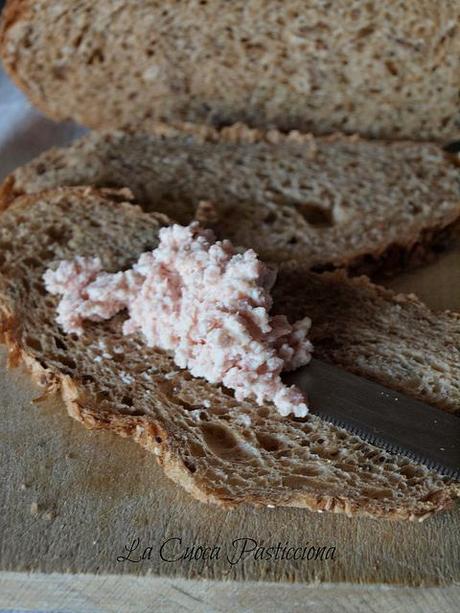 Crostini di pane nero con mousse di mortadella