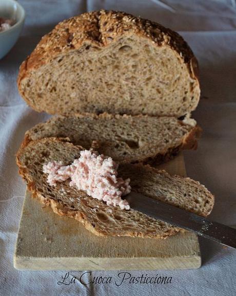 Crostini di pane nero con mousse di mortadella