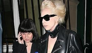 Lady Gaga denunciata dall'ex assistente per straordinari non pagati
