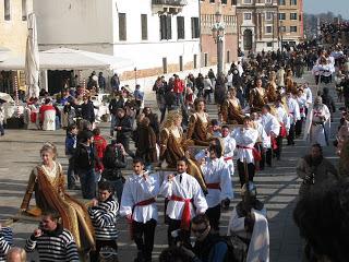 CARNEVALE A VENEZIA ... PONTI CALLI E FESTE IN MASCHERA ...