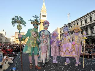 CARNEVALE A VENEZIA ... PONTI CALLI E FESTE IN MASCHERA ...