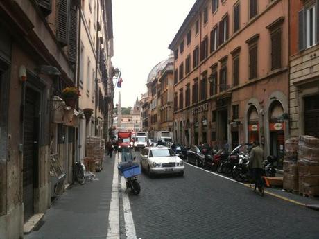 Guardate come Alemanno ha ridotto di Via Ripetta. Noi ci siamo messi a piangere dopo aver visto le foto, la strada è diventata il sultanato della doppia fila: infrequentabile!