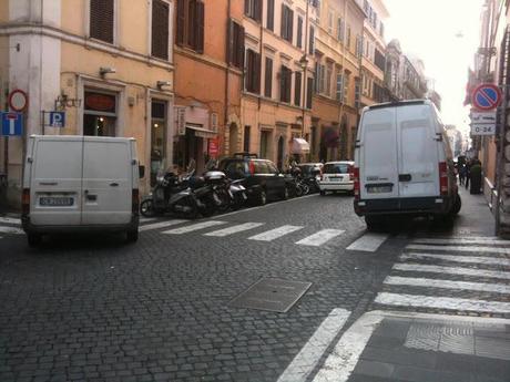 Guardate come Alemanno ha ridotto di Via Ripetta. Noi ci siamo messi a piangere dopo aver visto le foto, la strada è diventata il sultanato della doppia fila: infrequentabile!