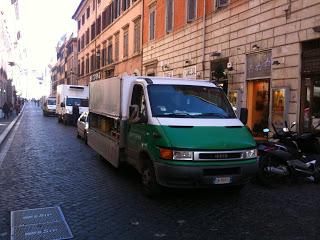 Guardate come Alemanno ha ridotto di Via Ripetta. Noi ci siamo messi a piangere dopo aver visto le foto, la strada è diventata il sultanato della doppia fila: infrequentabile!