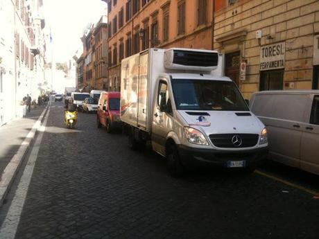 Guardate come Alemanno ha ridotto di Via Ripetta. Noi ci siamo messi a piangere dopo aver visto le foto, la strada è diventata il sultanato della doppia fila: infrequentabile!