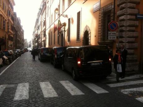 Guardate come Alemanno ha ridotto di Via Ripetta. Noi ci siamo messi a piangere dopo aver visto le foto, la strada è diventata il sultanato della doppia fila: infrequentabile!