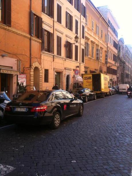 Guardate come Alemanno ha ridotto di Via Ripetta. Noi ci siamo messi a piangere dopo aver visto le foto, la strada è diventata il sultanato della doppia fila: infrequentabile!