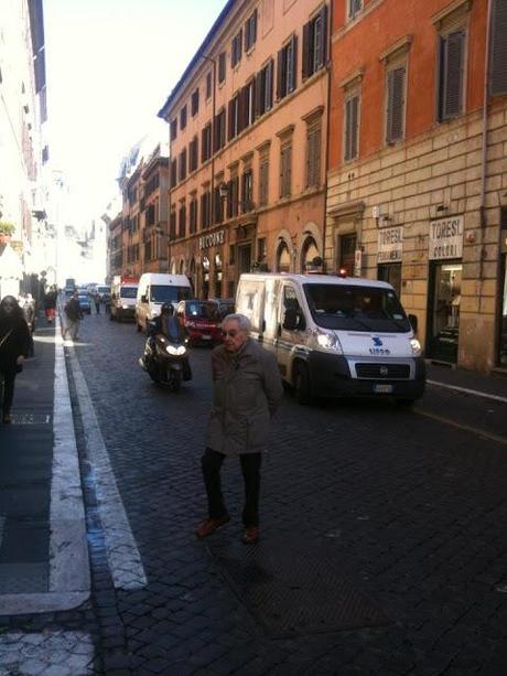 Guardate come Alemanno ha ridotto di Via Ripetta. Noi ci siamo messi a piangere dopo aver visto le foto, la strada è diventata il sultanato della doppia fila: infrequentabile!