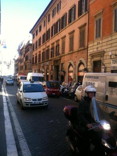 Guardate come Alemanno ha ridotto di Via Ripetta. Noi ci siamo messi a piangere dopo aver visto le foto, la strada è diventata il sultanato della doppia fila: infrequentabile!