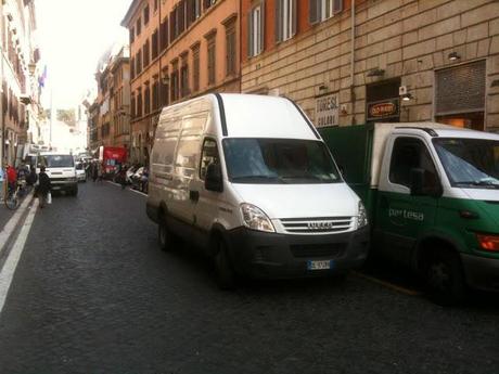 Guardate come Alemanno ha ridotto di Via Ripetta. Noi ci siamo messi a piangere dopo aver visto le foto, la strada è diventata il sultanato della doppia fila: infrequentabile!