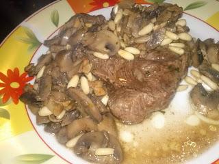 FILETTO DI VITELLO CON PINOLI E PORCINI