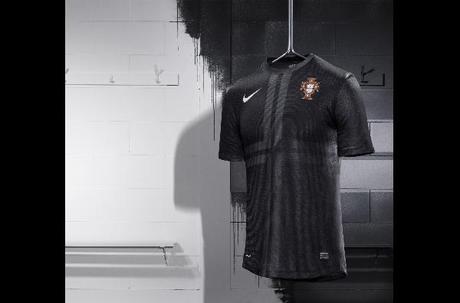 portogallo-maglia-nike-away-kit-nero-2013