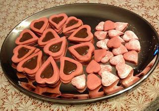 CUORI DI FROLLA RIPIENI ALLA NUTELLA CUORI DI FROLLA RIPIENI ALLA NUTELLA