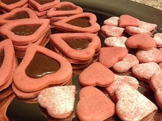CUORI DI FROLLA RIPIENI ALLA NUTELLA CUORI DI FROLLA RIPIENI ALLA NUTELLA