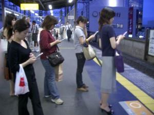 Geolocalizzazione dei nostri spostamenti con una nuova app di Facebook people-using-their-smartphones