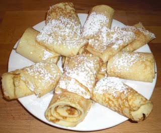 Dolci di carnevale: Fregnacce con ricotta, zucchero e cannella, o nutella, o alchermes.