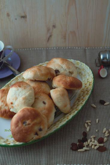 Panini dolci con uva passa e pinoli o maritozzi