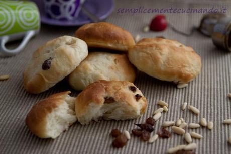 Panini dolci con uva passa e pinoli o maritozzi