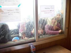 profughi aspettano la distribuzione del latte Elisa Fangareggi, la mamma modenese che aiuta i profughi siriani