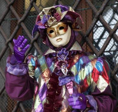 Carnevale: tra tradizioni popolari e gastronomia Costume del Carnevale di Venezia - Foto Gianni Coppola