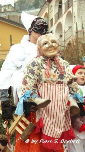 Carnevale: tra tradizioni popolari e gastronomia La Vecchia del Carnevale foto di Fiore Barbato