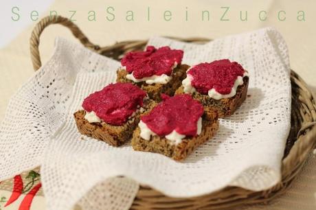 Crostinio di pane ai sette cereali, squacquerone e salsa di rapa rossa