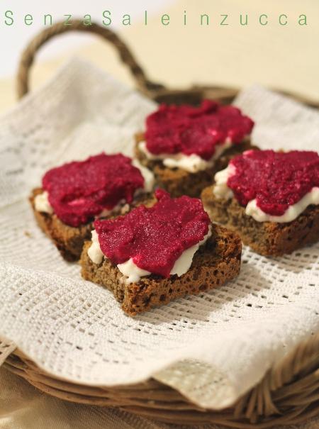 Crostinio di pane ai sette cereali, squacquerone e salsa di rapa rossa