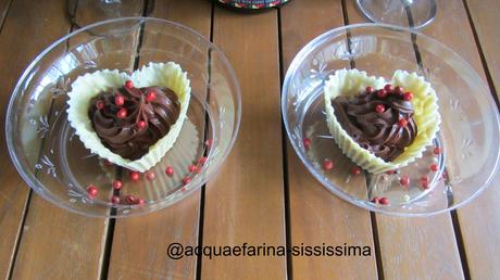 cuori di cioccolato bianco ripieni di mousse al pepe rosa