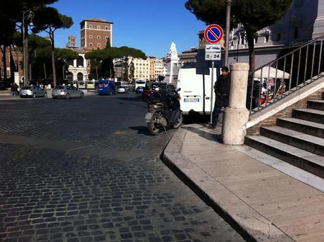 Ogni bancarella ha il suo furgone abusivo. anche ai piedi dell'Ara Coeli, anche al Campidoglio, anche a Piazza Venezia