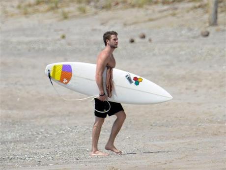 Chris e Liam Hemsworth mostrano i muscoli in Costa Rica