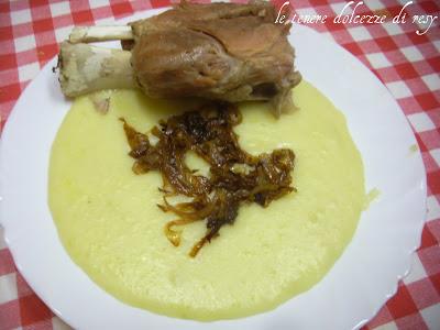 Zemiaková kaša s cibuľkou (purè di patate con cipolle) con Bravčové koleno (stinco di maiale) alla slovacca