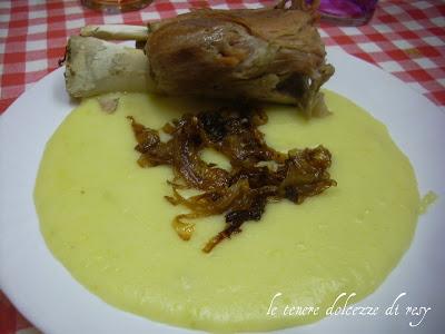 Zemiaková kaša s cibuľkou (purè di patate con cipolle) con Bravčové koleno (stinco di maiale) alla slovacca